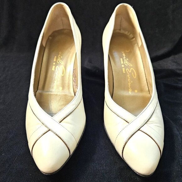 Vtg David Evins White Leather Pumps Gold Accent Almond Toe Heels Women's 4.5 B - Picture 1 of 11